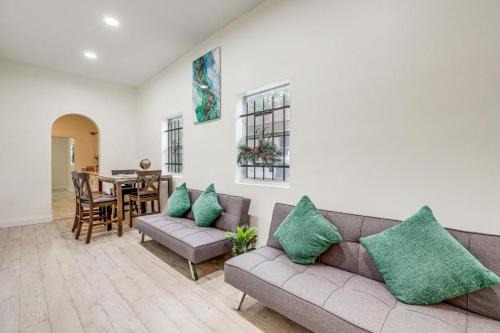 Sports Complex House | Large, Central, Lovely & Cozy 4bed/2bath - House by Everbank Stadium JACKSONVILLE
