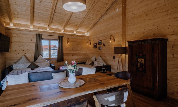 Hartkirchen Apartment | Large chalet with whirlpool