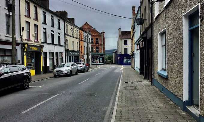 Tipperary House | Large Character Townhouse TIPPERARY Town Centre shops nearby sleep ONLY 9 People