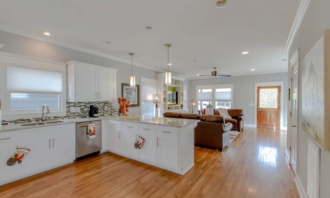 Hope Gardens House | Large City Home - 5 Min To Broadway - Sleeps 10