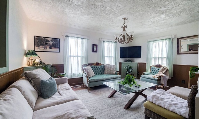 Brunswick House | Large Colonial 20 Min from Beach