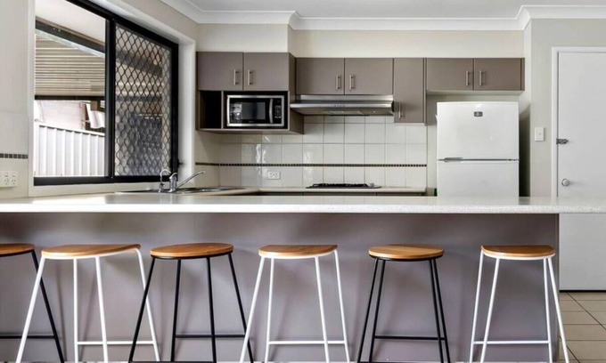 Shortland House | Large Comfortable Birmingham Gardens Family Home