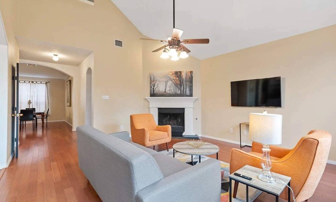 South Arlington House | Large Comfy 4BR Retreat/Great Location ~Fam/Group