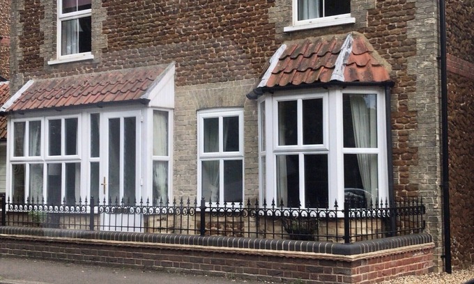 Heacham House | Large, comfy dog friendly cottage a short walk from beach & Nth Norfolk coast.