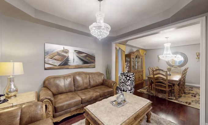 Oakville House | Large & Comfy Family Home in Oakville