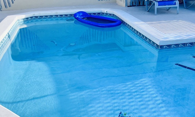 Nassau Condo | Large Condo on Cable Beach tourist strip - unit 3