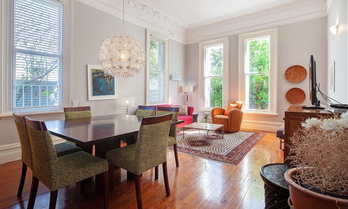 Cape Town House | Large Contemporary 1 bedroom apartment, n 5 minutes to beach, nserviced dailyn
