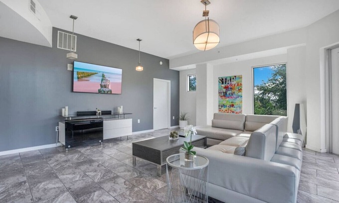 South Eola Apartment | Large Corner 3 Bdrm Oasis Lake Eola