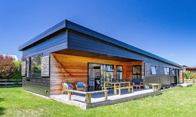 Ohakune House | Large & cosy mid century modern Mountain luxury