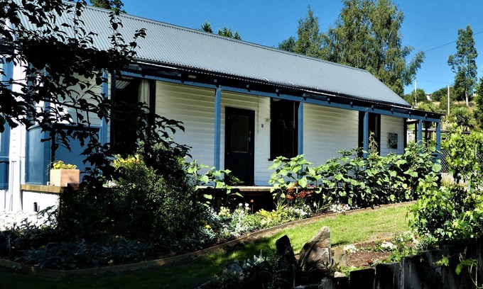 Lawrence Cottage | Large cottage ideal for couples.