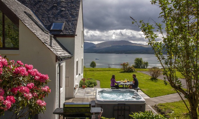 Benderloch House | Large cottage on shore of Scottish Loch