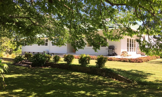 Pouawa House | Large country homestead with tennis court and pool. Only 5 mins from the beach.