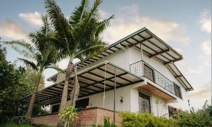 Guarne House | Large Country House, close to the Airport (pet friendly)