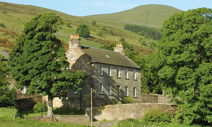 Falkland House | Large Country House sleeps 14, in 6 bedrooms, 5 bathrooms and a downstairs WC