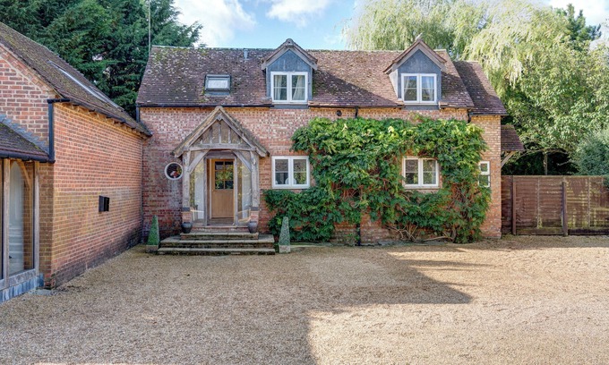 Hungerford House | Large Country Idyll for Families or Party Groups - Sleeps 18, Hot Tub & Garden