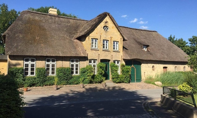 Schwabstedt Apartment | large, cozy apartment under reet in the listed geesthardenhaus