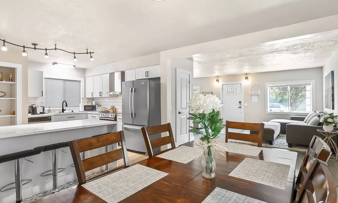 Lents House | Large Cozy Home