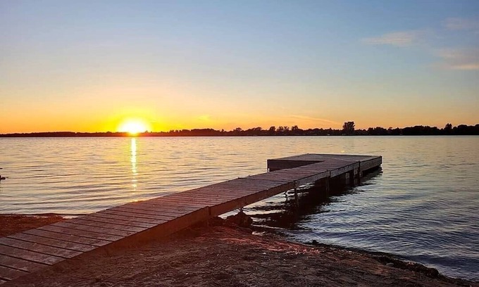 Janetville Cottage | Large Cozy Water Front Cottage w/Sandy Beach, Hot Tub & Bunkie, High Sp Internet