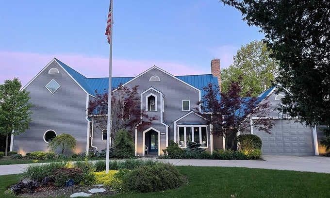 Rockford House | Large Custom Home with firetable, river access, Smart TV's, yard games and more
