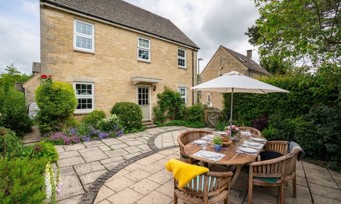 Shipton under Wychwood Cottage | Large dog friendly holiday home - Myrtle House