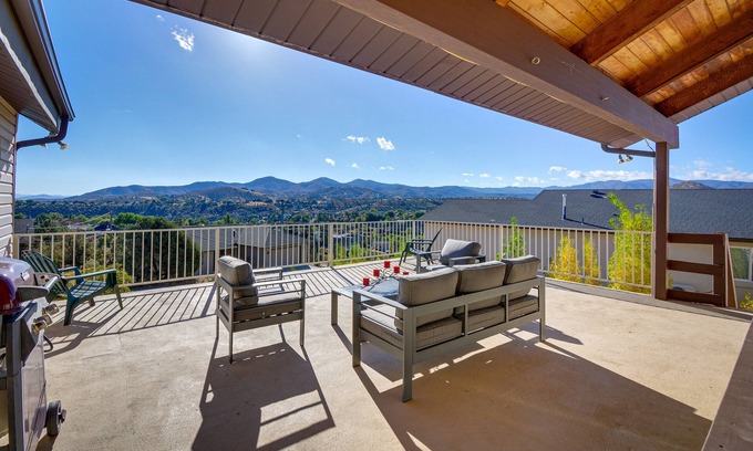 Diamond Valley House | Large Deck + Mountain Views: Prescott Getaway!