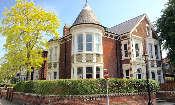 Portsmouth House | Large Detatched Victorian Villa in Southsea - 6 Bed 12 guests - for families