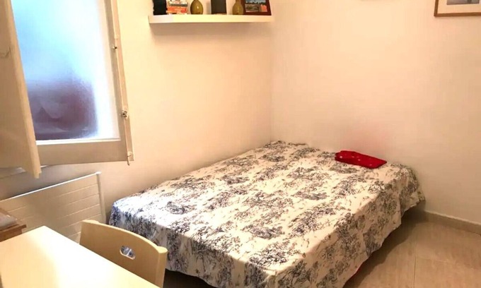 Sant Gervasi – la Bonanova Apartment | Large double bedroom with desk, double bed, large wardrobe and window.