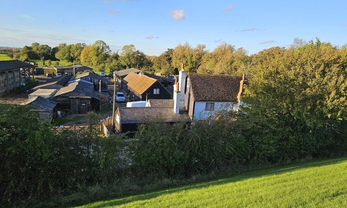 Tring Bed & Breakfast | Large Double Bedroom with en-suite Shower Room