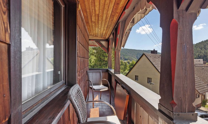 Tennenbronn Apartment | Large Double Room with Shared Garden, Balcony and Wi-Fi