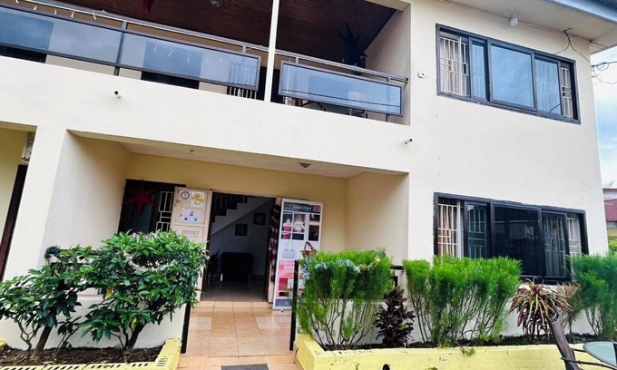 Freetown Bed & Breakfast | Large ensuite Single , Excellence water system, Solar, generator, FREE WIFI, B&B