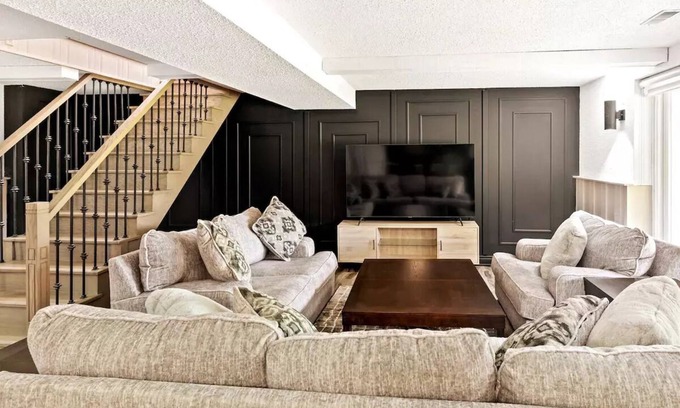 Caledon House | Large Estate House ~ 6BR and 4.5WR ~ Sauna ~ Games ~ Pool Table ~ Hot tub - Pool
