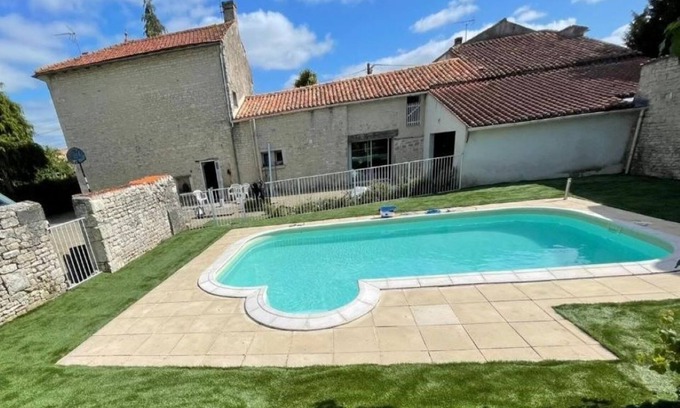 Villeneuve-la-Comtesse House | Large family home - private heated pool - 3 bathrooms - 3 WCs