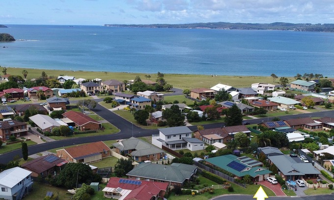 Maloneys Beach House | Large fam home, ideal for entertaining, & pets, close to beach, parks and nature