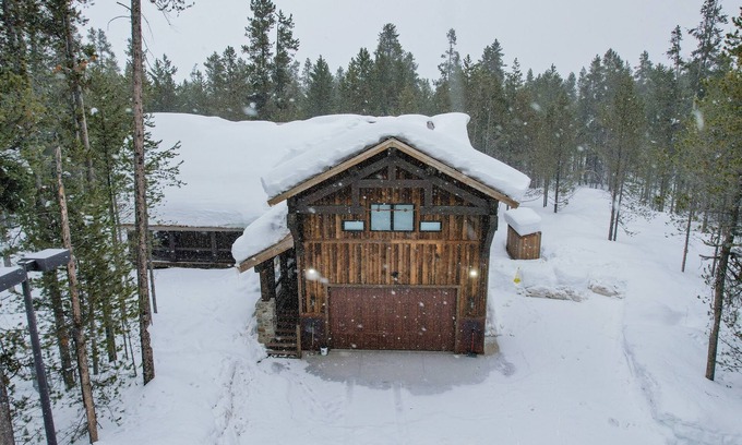 Island Park House | Large family cabin, ALL King beds, 30 min YNP, Hottub, secluded, New!
