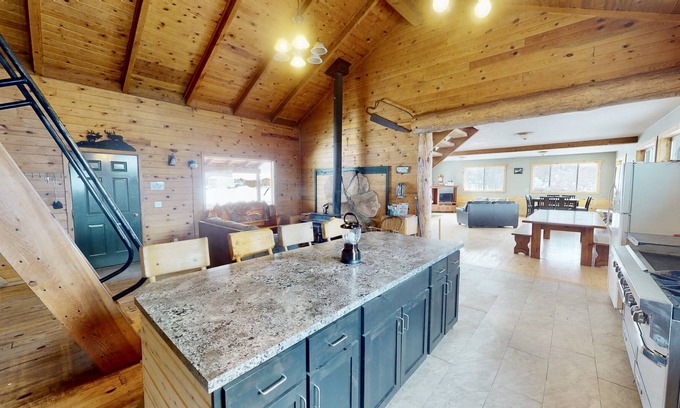 La Sal Cabin | Large Family Cabin with Commercial Kitchen and Lot of Sleeping Options