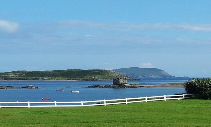 Ballinskelligs House | Large family friendly cottage, great wifi, 500 meters from beach, bar & resto!