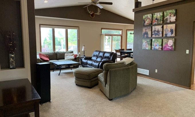 Rockrimmon House | Large Family Home Centrally Located great for USAFA events