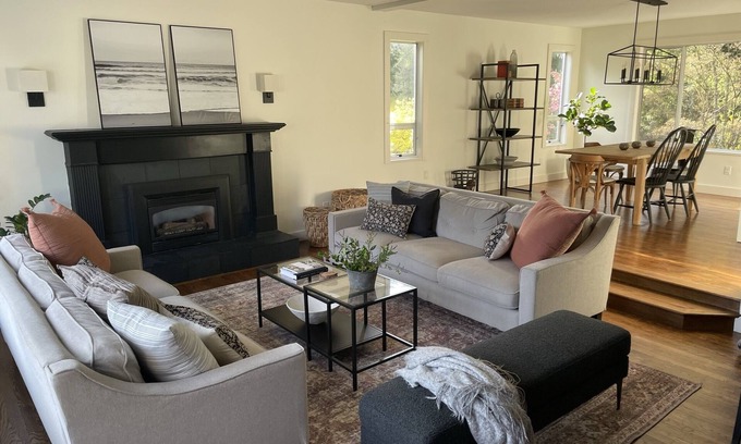 Deep Cove House | Large family home in scenic Deep Cove!