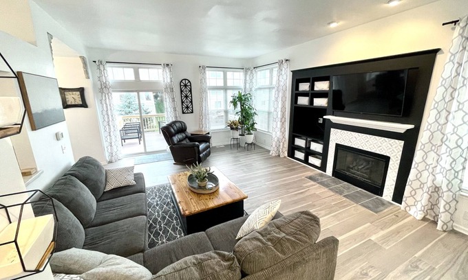 Howell House | Large family home 1 mile off the expressway.