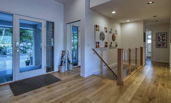 Sechelt House | Large Family home - 2 min walk to the beach with waterviews.