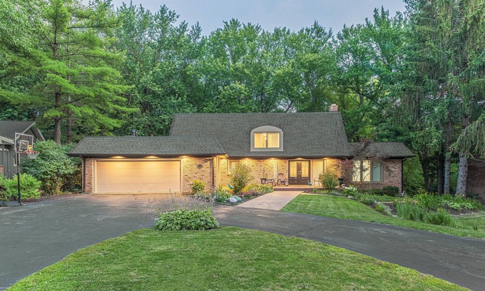 Rockford House | large family home, hot-tub, sauna, quiet and safe area, close to everything!