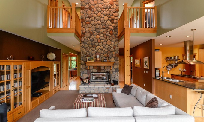 Lakewood House | Large family home miles from the Big House