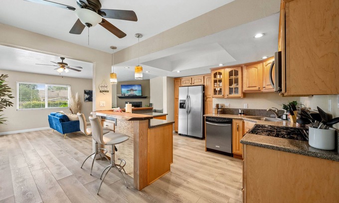 North Valley House | Large Family Home Minutes to the Beach & Shopping. Heated Pool/Spa & Pet Friendly!