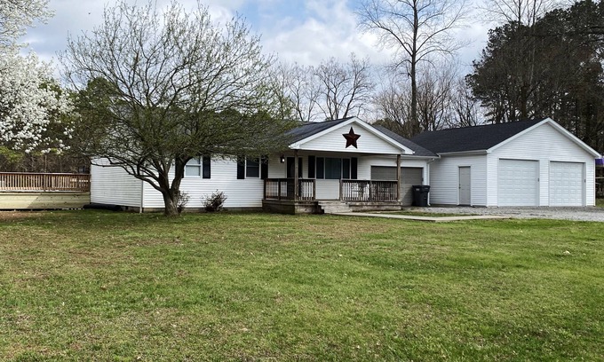 Carterville House | Large family home near lakes, parks, and wineries