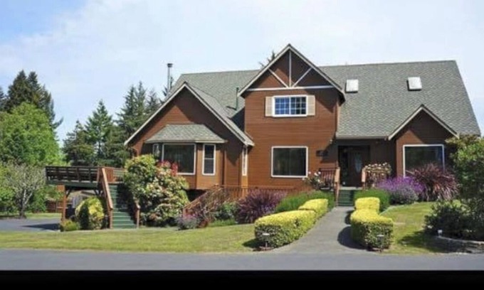 McKinleyville House | Large Family Home near the Beach