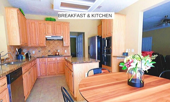 Quail Valley House | Large Family Home, 14 Beds, Pergola over BBQ area, 25 m From Downtown