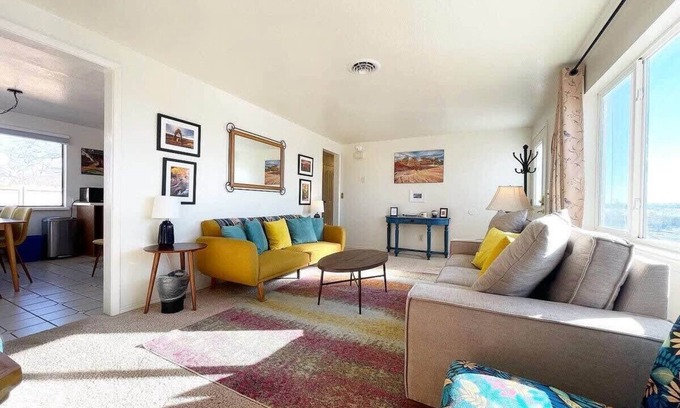 Kanab House | Large family home with big backyard! Near Zion National Park! Sleeps 10!