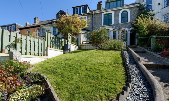 Pelynt House | Large family property with parking. Close to Looe town centre.