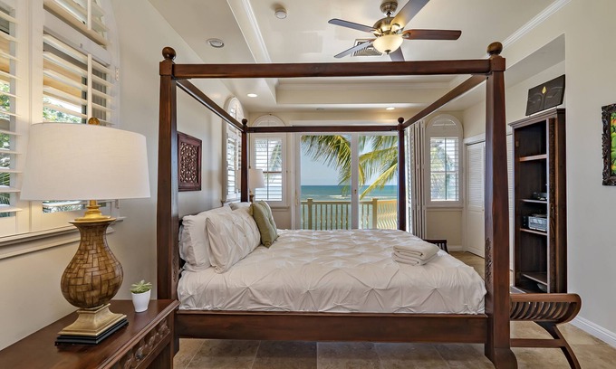 Mokuleia House | Large Family Retreat on Calm Swimming Beach, A/C