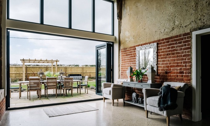 Eye House | Large Farm Barn in Suffolk Countryside w/Games Room